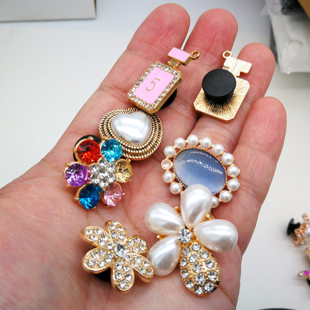 Various styles of hole shoes with metal pearl shoe decoration